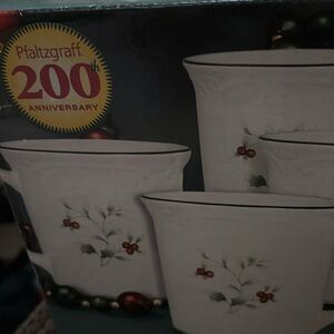 Pfaltzgraff 12 Ounce Coffee Mugs Set of Four New in Original Box Winterberry